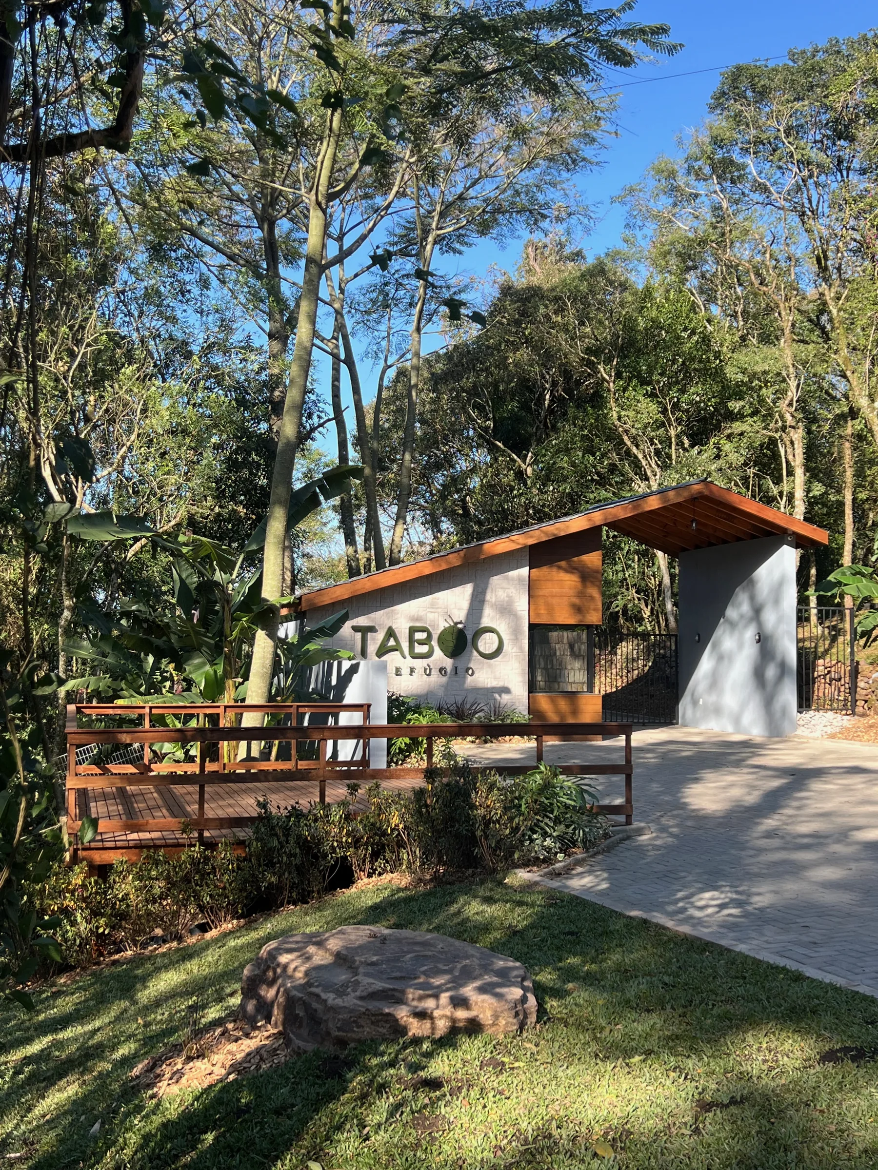 Arquitetura integrada ao verde da serra.
