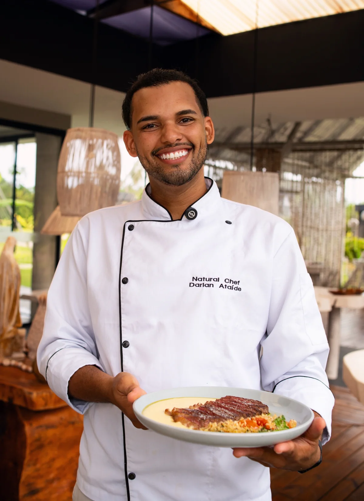 Chef apresenta um prato no restaurante.